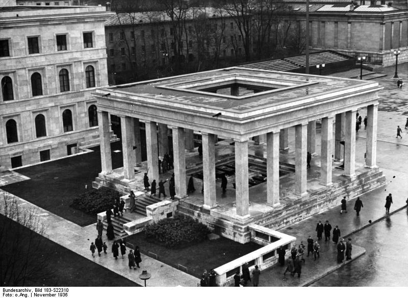 Bundesarchiv_Bild_183-S22310,_München,_Königsplatz,_Ehrentempel.jpg